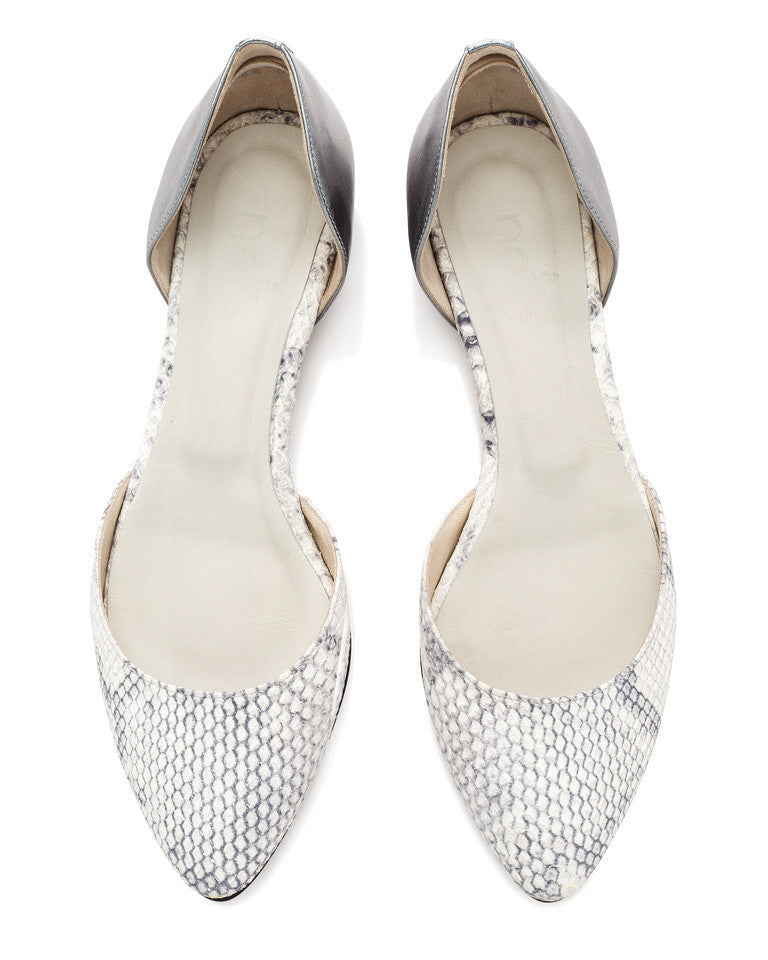 Pump/d’orsay in white and pewter